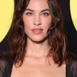 Alexa Chung - Long Curled Hairstyle (2023) - [Hairstylist: Alexandry Costa] - 20230926