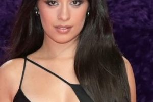 Camila Cabello – Long Wavy Hairstyle/Curtain Bangs – Premios Juventud 2023
