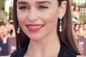 Emilia Clarke – Super Shiny Long Straight Hairstyle (2023) – 49th Deauville American Film Festival