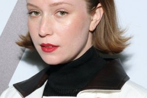 Hannah Einbinder – Sleek Styled Bob (2023) – Paris Fashion Week – Louis Vuitton Show