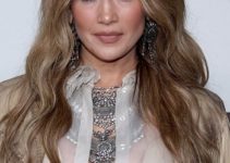 Jennifer Lopez – Undone Textured Curls Hairstyle (2023) – New York Fashion Week – Ralph Lauren Show
