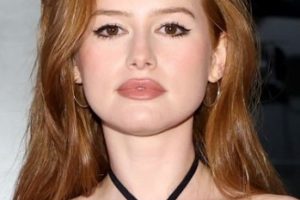 Madelaine Petsch – Subtle Texture Hairstyle (2023) – New York Fashion Week – Tory Burch Show
