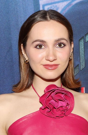 Maude Apatow - Shoulder Length Flip Hairstyle (2023) - 20230215