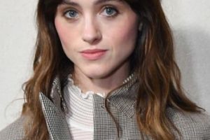 Natalia Dyer – Long Wavy Hairstyle (2023) – FENDI 25th Anniversary of the Baguette