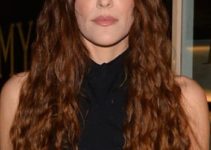 Riley Keough – Super Curly Hairstyle (2023) – The Hollywood Reporter And Jimmy Choo Power Stylists Dinner