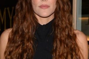 Riley Keough – Super Curly Hairstyle (2023) – The Hollywood Reporter And Jimmy Choo Power Stylists Dinner