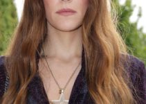 Riley Keough – Soft Waves Hairstyle (2023) – Paris Fashion Week – Chanel Haute Couture Show