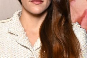 Riley Keough – Long Curled Side Sweeping Hairstyle (2023) – Paris Fashion Week -Chanel Show