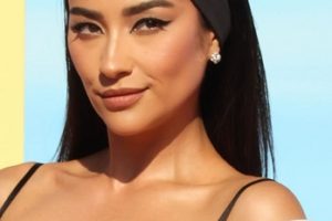 Shay Mitchell – Long Straight Hairstyle/Thick Headband (2023) – “Barbie” World Premiere