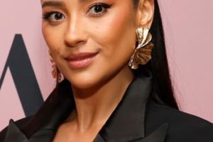 Shay Mitchell – Sleek Pinned Back Hairstyle (2023) – The Hollywood Reporter Beauty Dinner