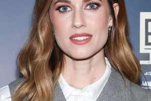 Allison Williams – Shoulder Length Light Wave Hairstyle (2023) – Podcast Launch Party