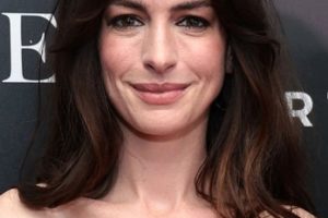 Anne Hathaway – Long Straight Hairstyle (2023) – “She Came To Me” New York Screening