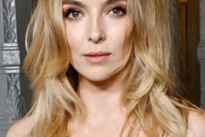 Jodie Comer – Long Curled Hairstyle – 2023 LACMA Art+Film Gala