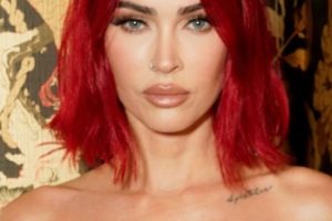Megan Fox – Cherry Red Beachy Hairstyle (2023) – GQ Men of the Year Party 2023