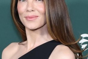 Michelle Monaghan – Long Straight Hairstyle – 2023 Baby2Baby Gala