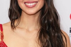 Olivia Rodrigo – Long Curly Hairstyle (2023) – iHeartRadio z100’s Jingle Ball 2023