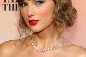 Taylor Swift – Old Hollywood Glam Waves Hairstyle (2023) – “Taylor Swift: The Eras Tour” Concert Movie World Premiere