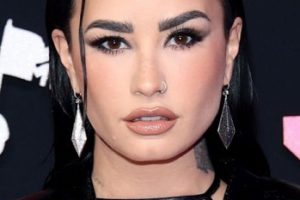 Demi Lovato – Long Slicked-Back Hairstyle – 2023 MTV Video Music Awards