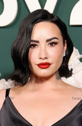 Demi Lovato - Wavy Bob (2023) - [Hairstylist: Alyx Liu] - 20231111