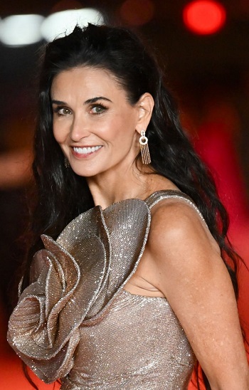 Demi Moore - Sexy Curls and Waves Hairstyle (2023) - [Hairstylist: Peter Savic] - 20231203