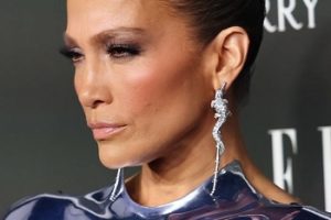 Jennifer Lopez – Simple Sleek Updo (2023) – ELLE’s Women in Hollywood Celebration