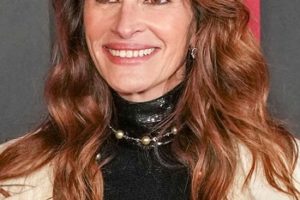 Julia Roberts – Deep Side Part Long Curled Hairstyle (2023) – Netflix’s “Leave The World Behind” New York Premiere