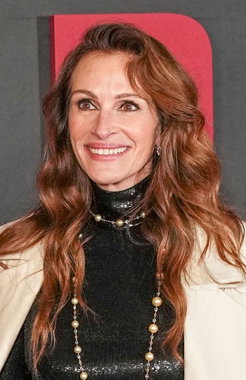 Julia Roberts - Deep Side Part Long Curled Hairstyle (2023) - [Hairstylist: Serge Normant] - 20231204