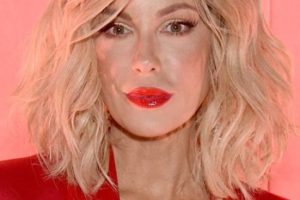 Kate Beckinsale Stuns Fans with Hot New Blonde Beachy Bob (2023)