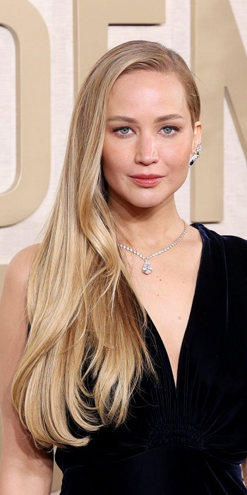 Jennifer Lawrence - Perfect Side Sweep (2024) - [Hairstylist: Gregory Russell] - 20240107