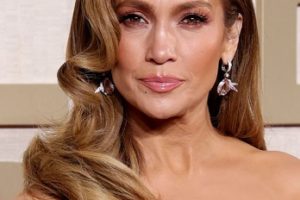 Achieving Jennifer Lopez’s Old Hollywood Glam Curls (2024) – 81st Annual Golden Globe Awards