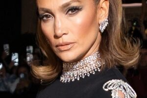 Jennifer Lopez – Retro Flip Hairstyle (2024) – Paris Fashion Week – Valentino Haute Couture Spring/Summer 2024 Show