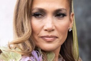 Jennifer Lopez – Pinned Back Bow Hairstyle (2024) – Paris Fashion Week – Elie Saab Haute Couture Spring/Summer 2024 Show