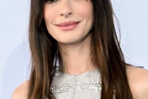 Fans Adore Anne Hathaway’s Fresh Set of Bangs – 2024 Film Independent Spirit Awards