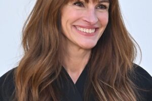 Julia Roberts – Soft Waves Hairstyle/Wispy Bangs (2024) – “Les Sculptures” Jacquemus’ Fashion Show