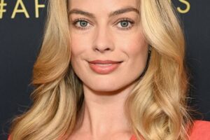 Margot Robbie – Long Curled Hairstyle (2024) – AFI Awards Luncheon