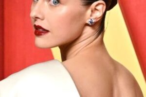 Alexandra Daddario – Sleek Ballerina Bun Updo – 2024 Vanity Fair Oscar Party