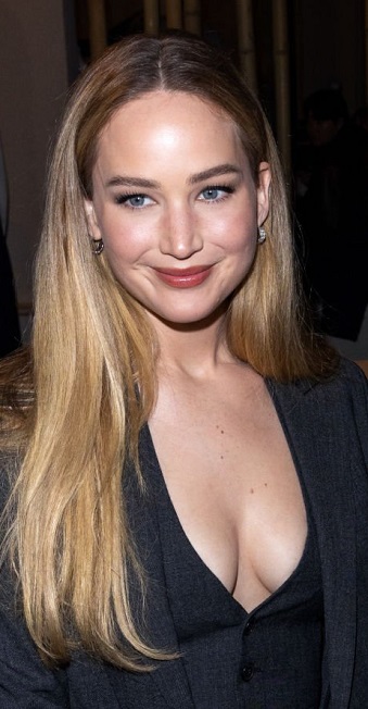 Jennifer Lawrence - Simple Long Straight Hairstyle (2024) - [Hairstylist: Rebekah Forecast] - 20240227