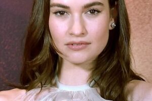 Lily James – Demure Long Curled Hairstyle (2024) Finalmente L’alba Premiere
