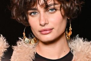 Taylor Hill’s Short Curly Bob Is THE Cut to Get This Season!