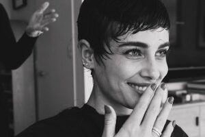 Taylor Hill’s New Audrey Hepburn-Inspired Haircut Is Called “The Whisper Pixie”