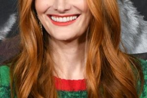 Lydia Hearst – Long Curled Hairstyle (2022) – Universal Pictures’ “Violent Night”